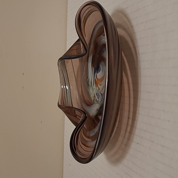 Beautiful Art Glass Ruffled Trinket Dish - Picture 2 of 16